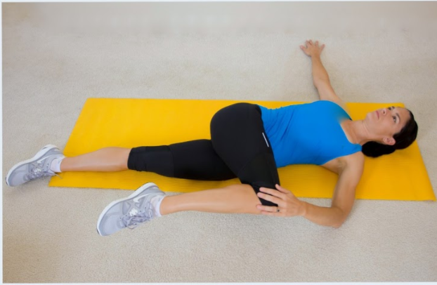 Single-leg lying cross-over stretch